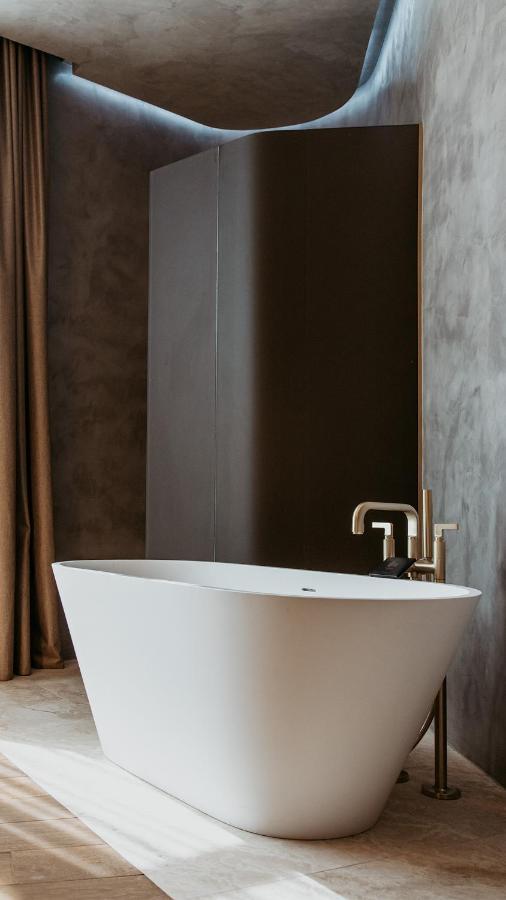 The Veil Hotel Αστάνα Εξωτερικό φωτογραφία A modern freestanding bathtub