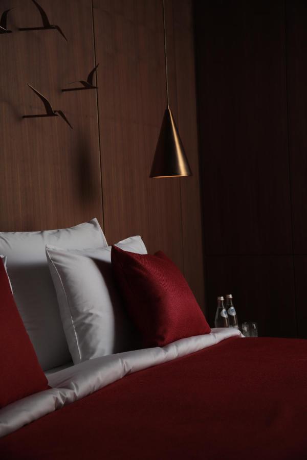 The Veil Hotel Αστάνα Εξωτερικό φωτογραφία A bed with a red pillow
