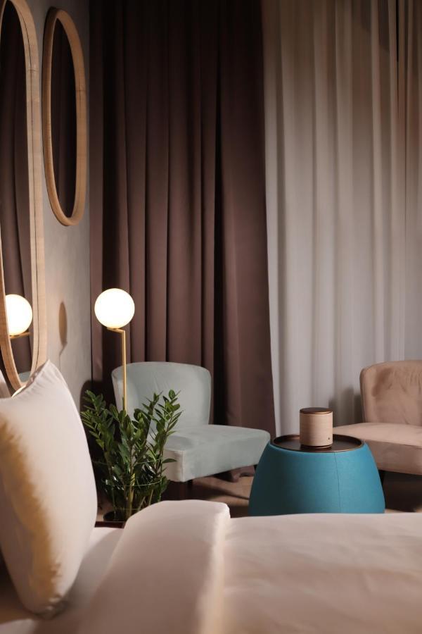 The Veil Hotel Αστάνα Εξωτερικό φωτογραφία Curtains in a living room