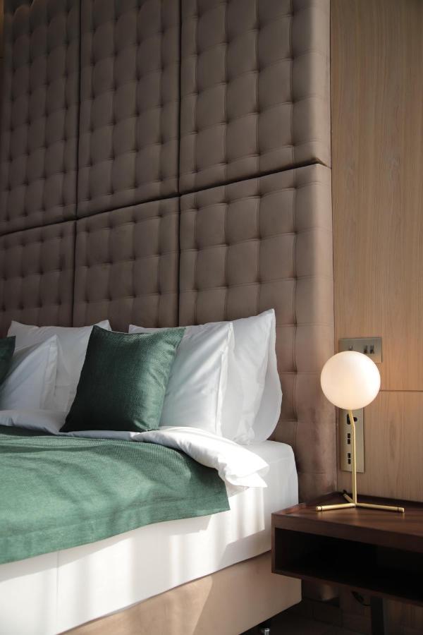 The Veil Hotel Αστάνα Εξωτερικό φωτογραφία A wall-mounted light