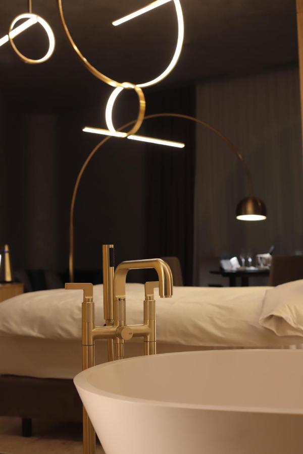 The Veil Hotel Αστάνα Εξωτερικό φωτογραφία A floor lamp